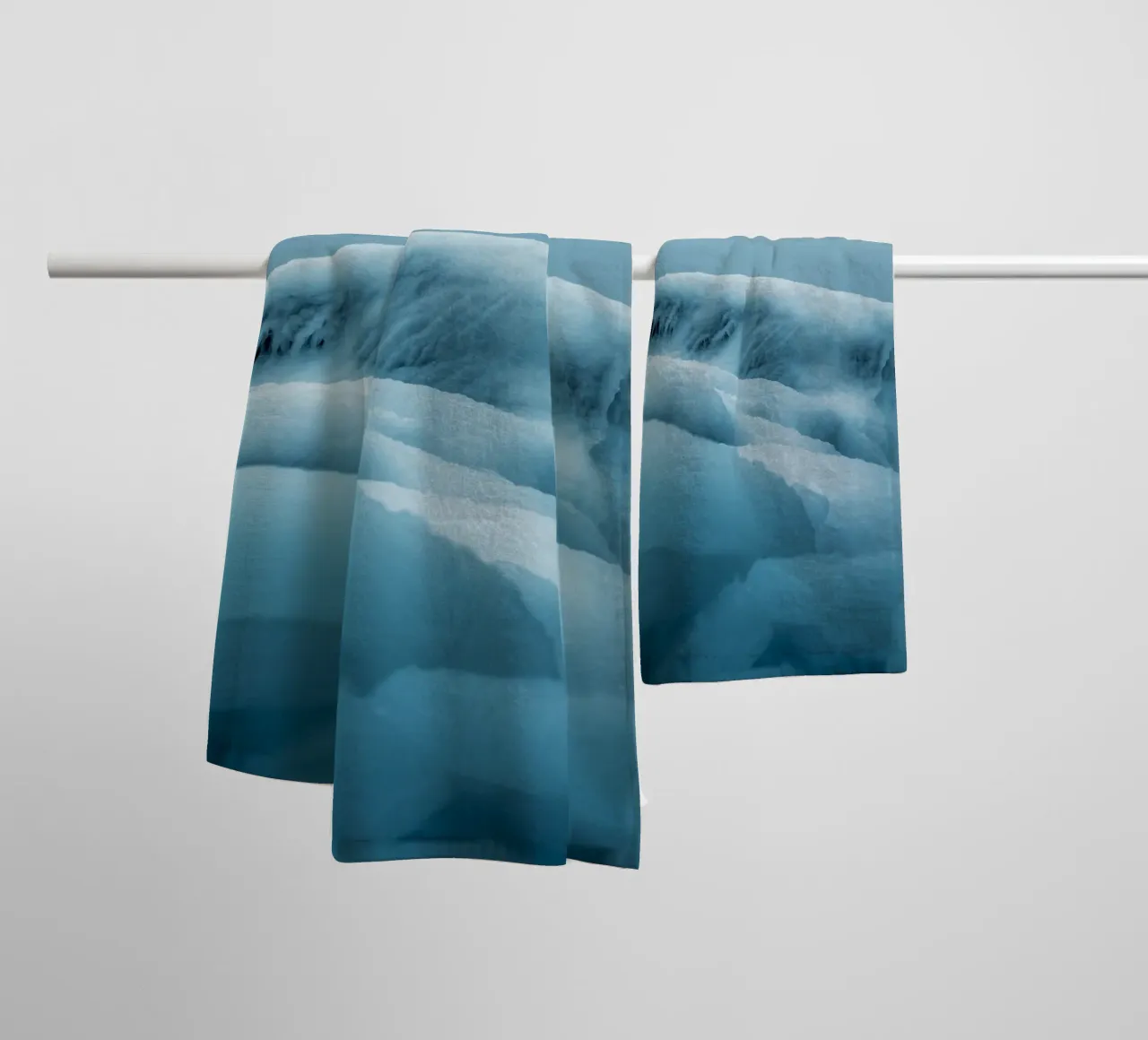 Arctische rust - minimalistisch ijslandschap badhanddoek van Whole©