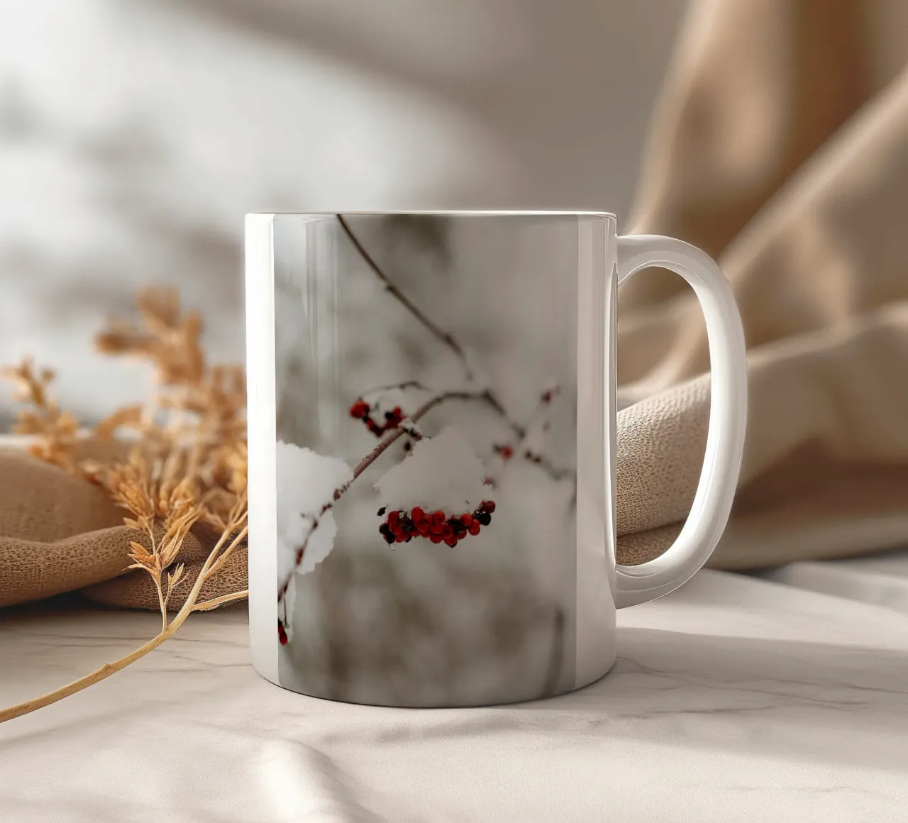 Bacche rosse nella neve tazza in ceramica da Whole©