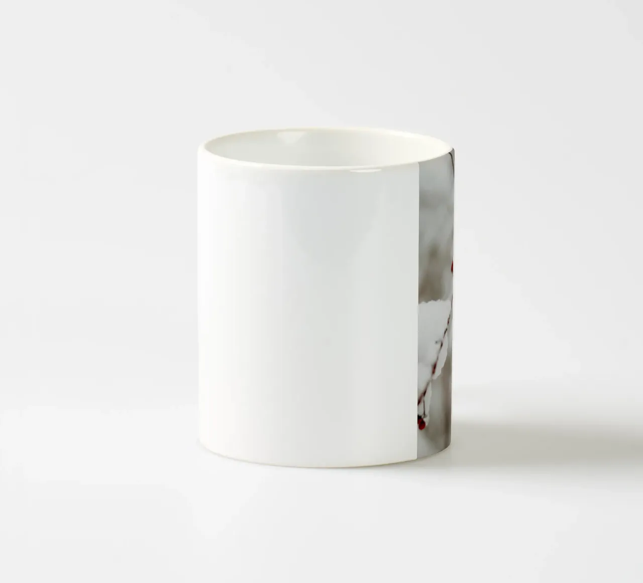 Bacche rosse nella neve tazza in ceramica da Whole©