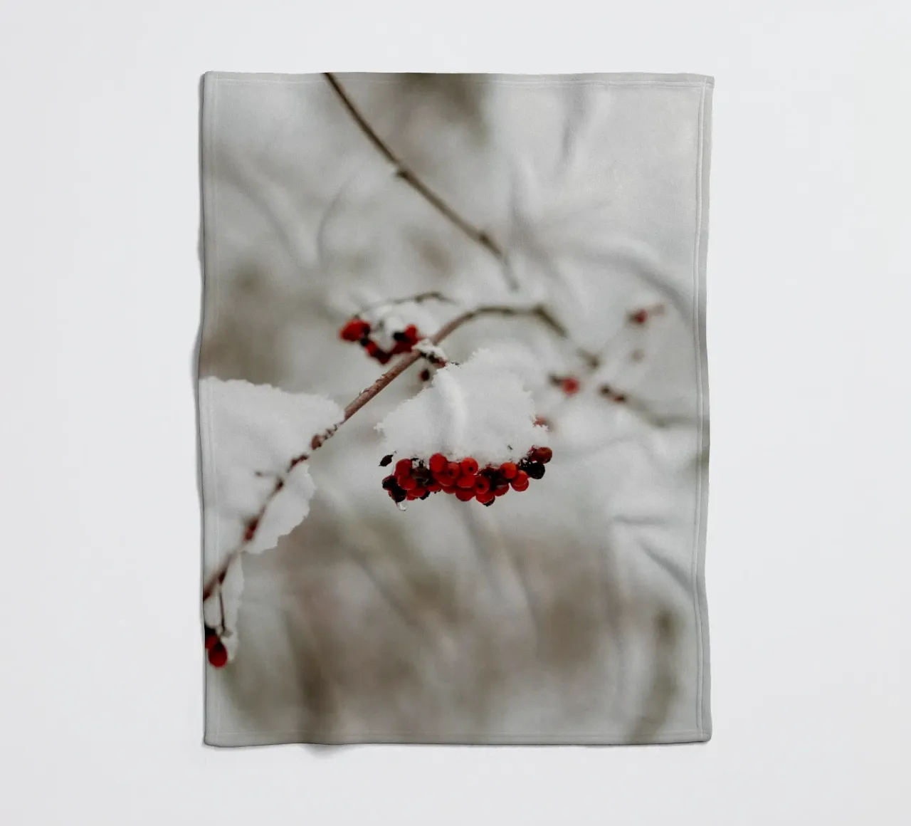 Bacche rosse nella neve coperta in pile da Whole©
