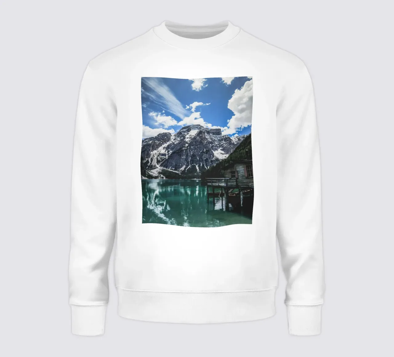 Lago di montagna con capanna in legno felpa da Whole©