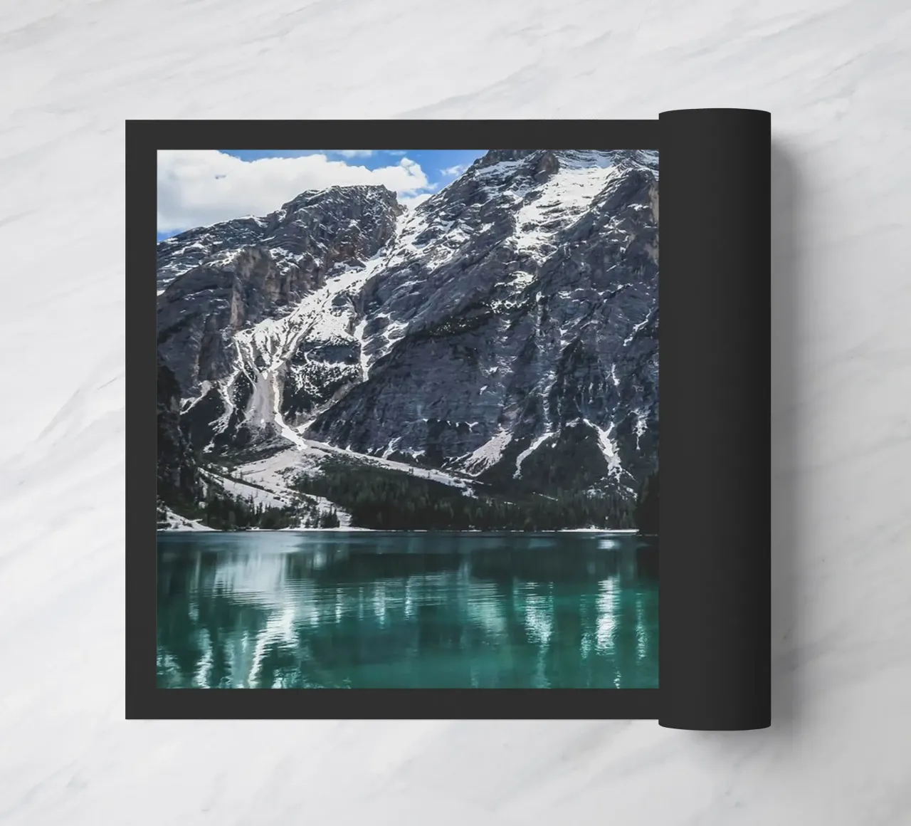 Lago di montagna con capanna in legno zerbino da Whole©