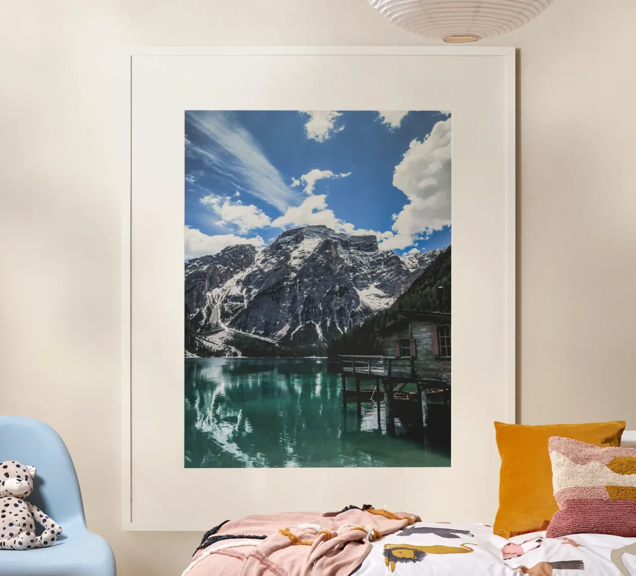 Lago di montagna con capanna in legno poster con telaio in plastica da Whole©