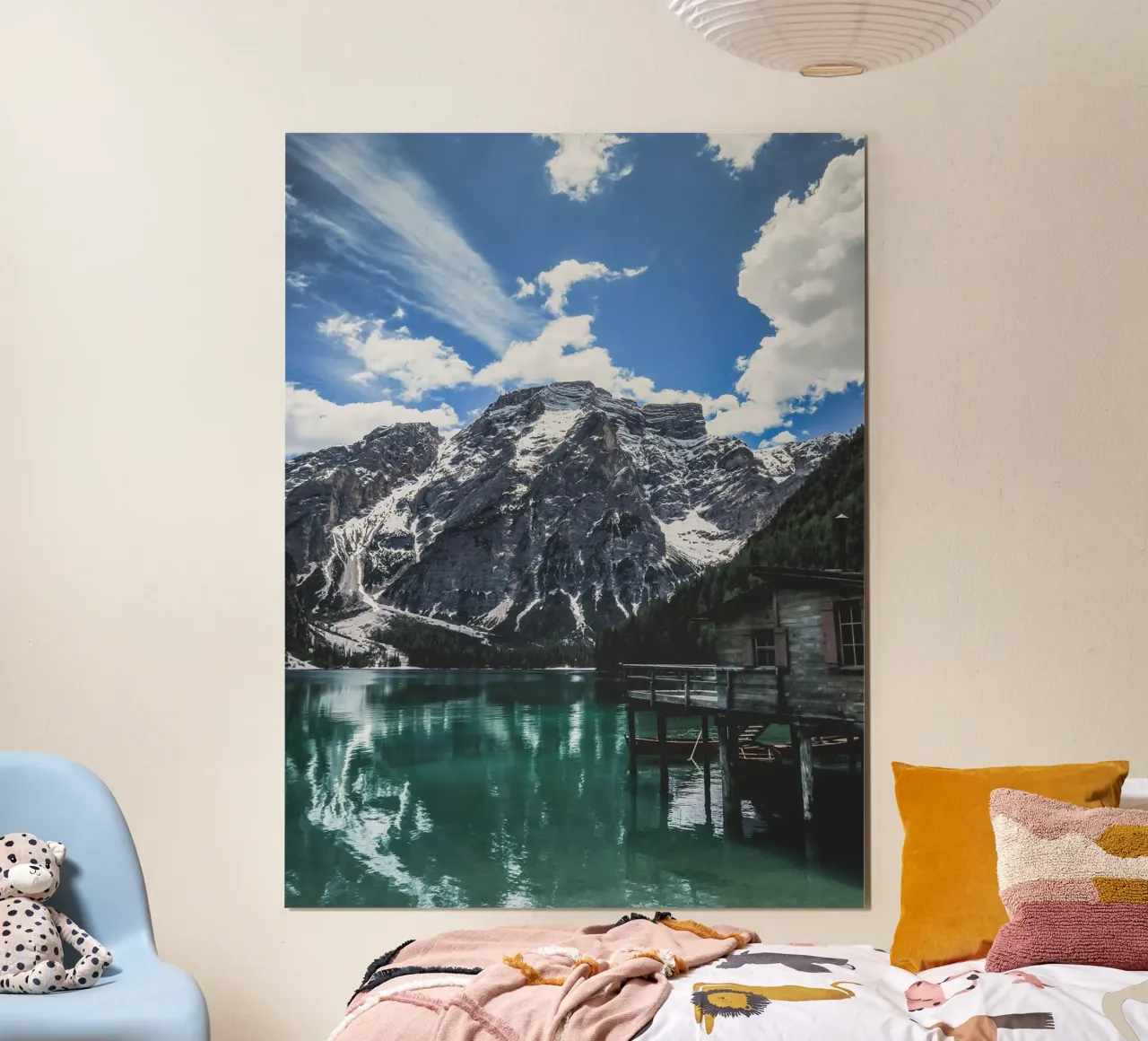 Lago di montagna con capanna in legno poster con telaio in plastica da Whole©