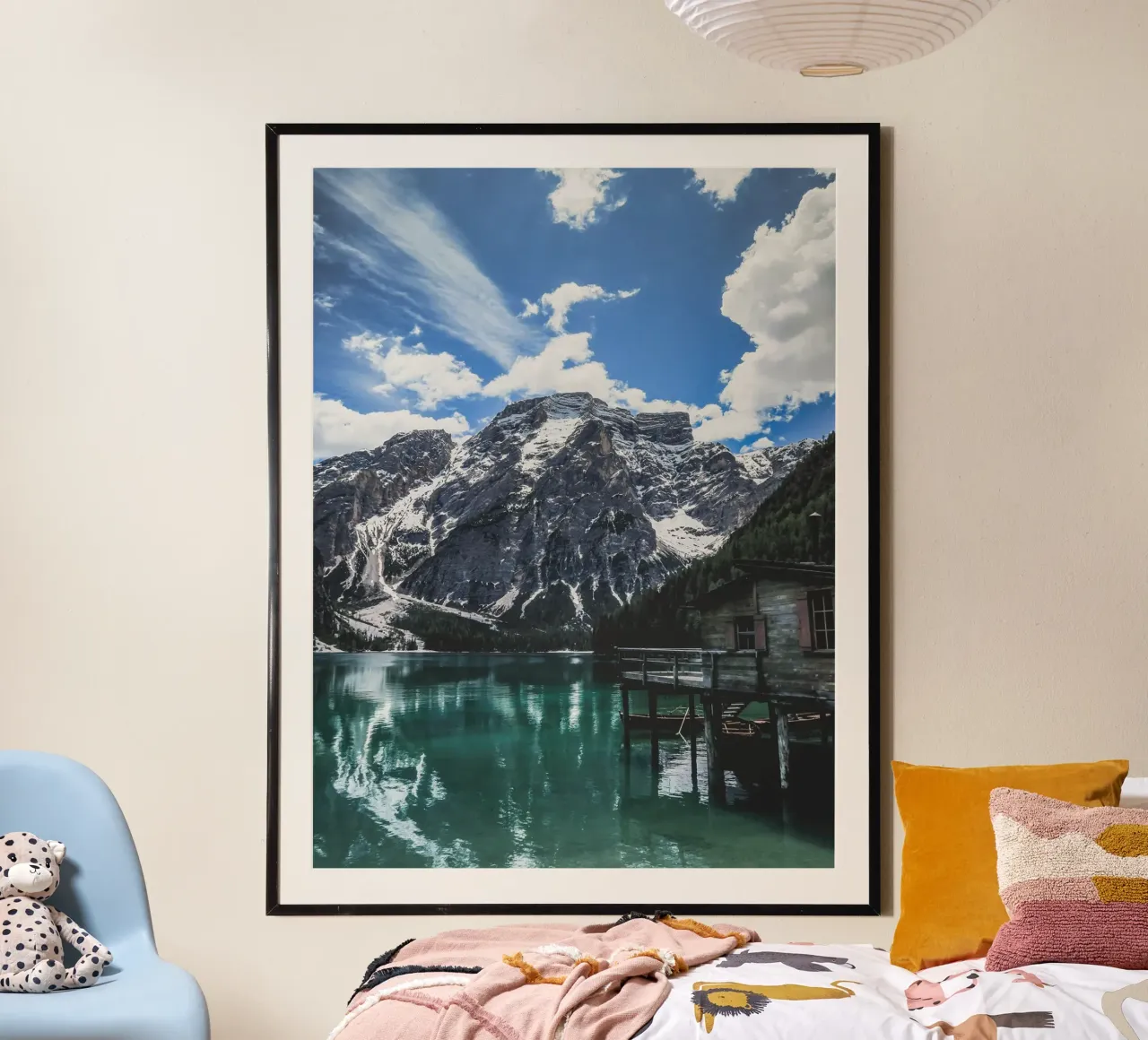 Lago di montagna con capanna in legno poster con telaio in plastica da Whole©