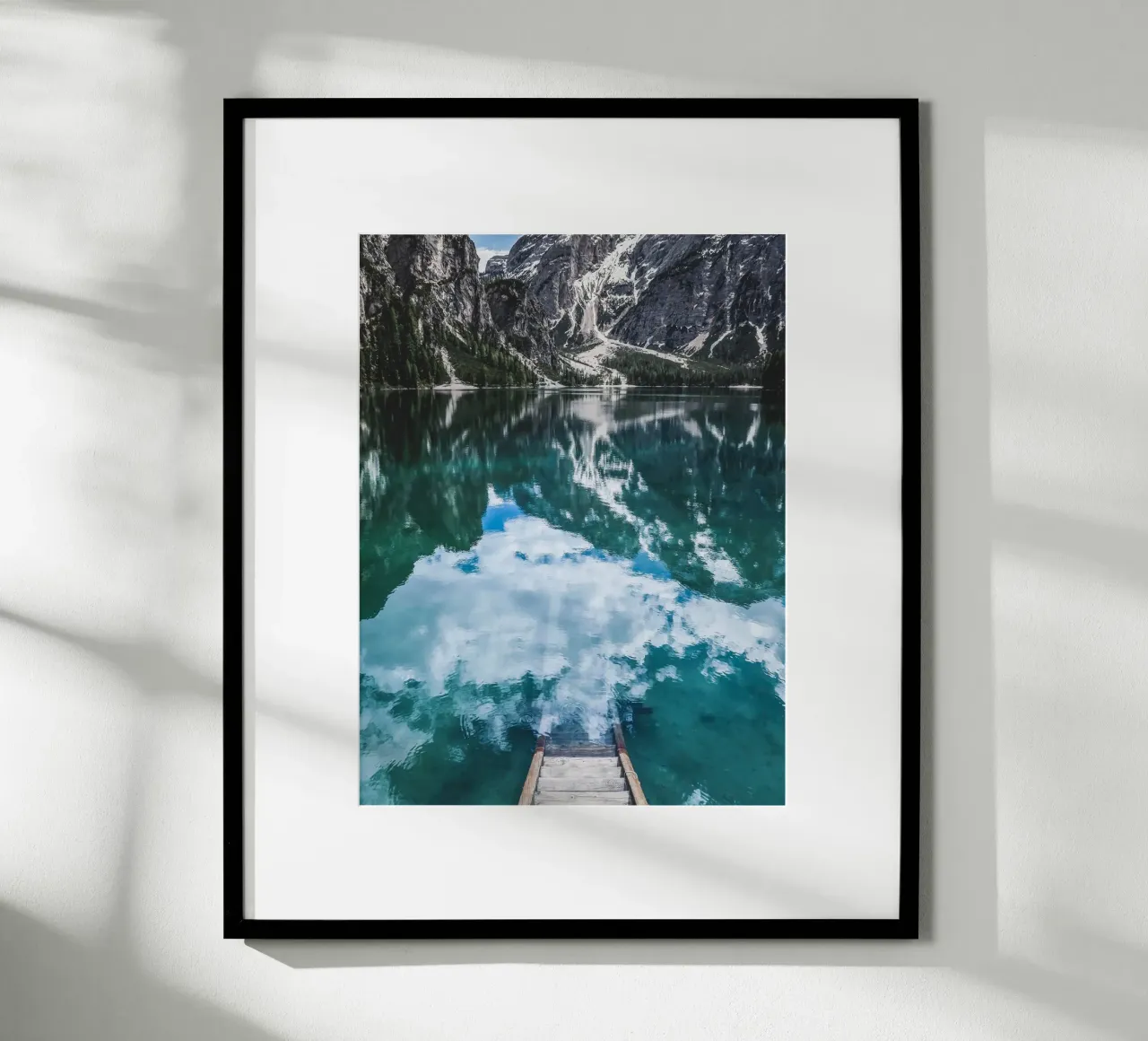 Lago di montagna riflettente con pontile poster con telaio in plastica da Whole©