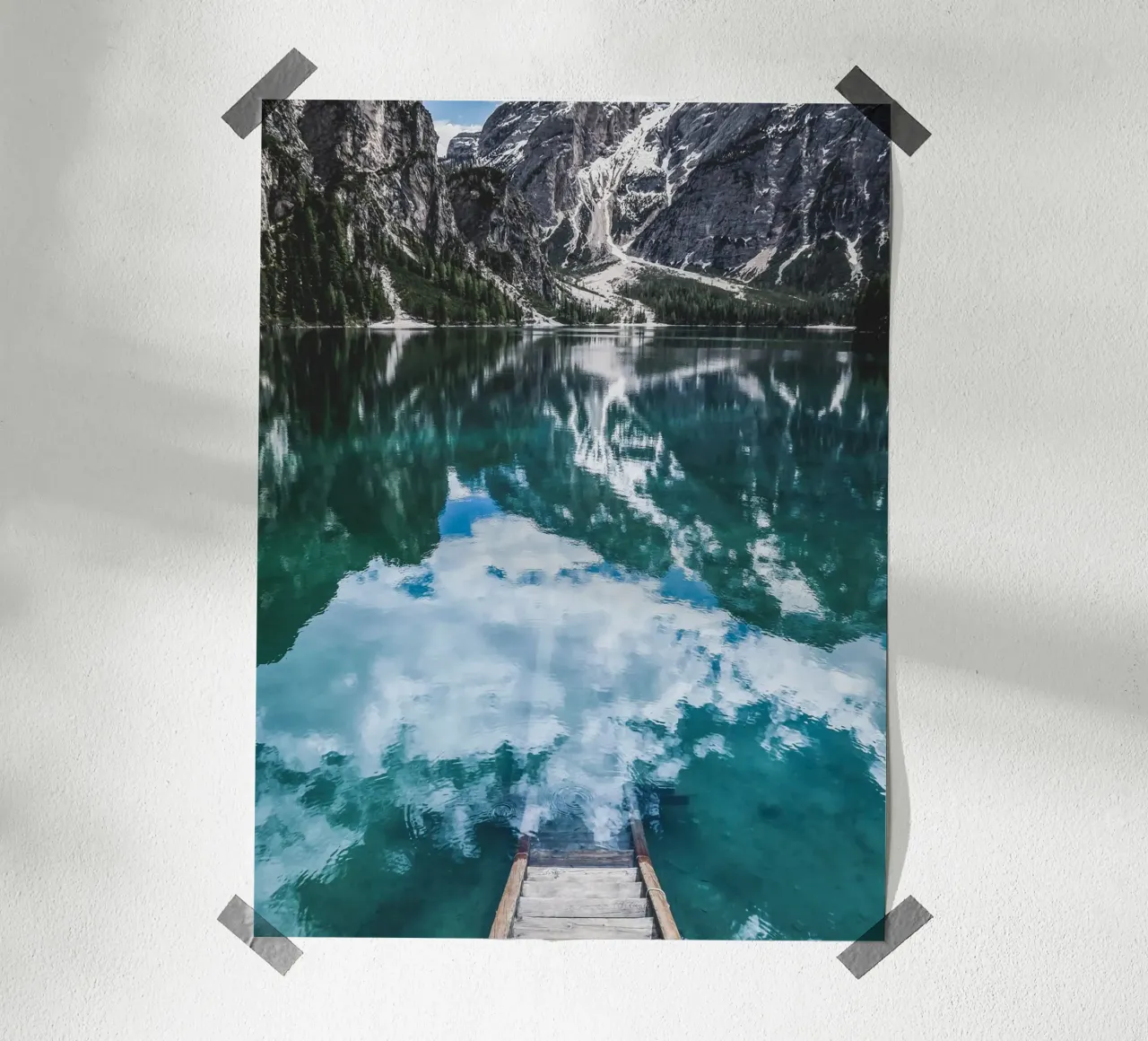 Lago di montagna riflettente con pontile poster con telaio in plastica da Whole©