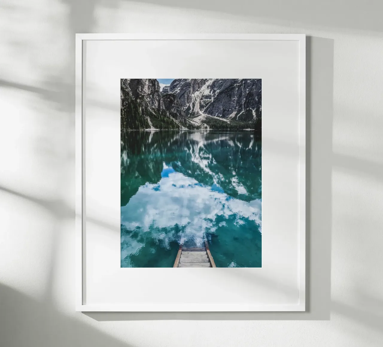 Lago di montagna riflettente con pontile poster con telaio in plastica da Whole©