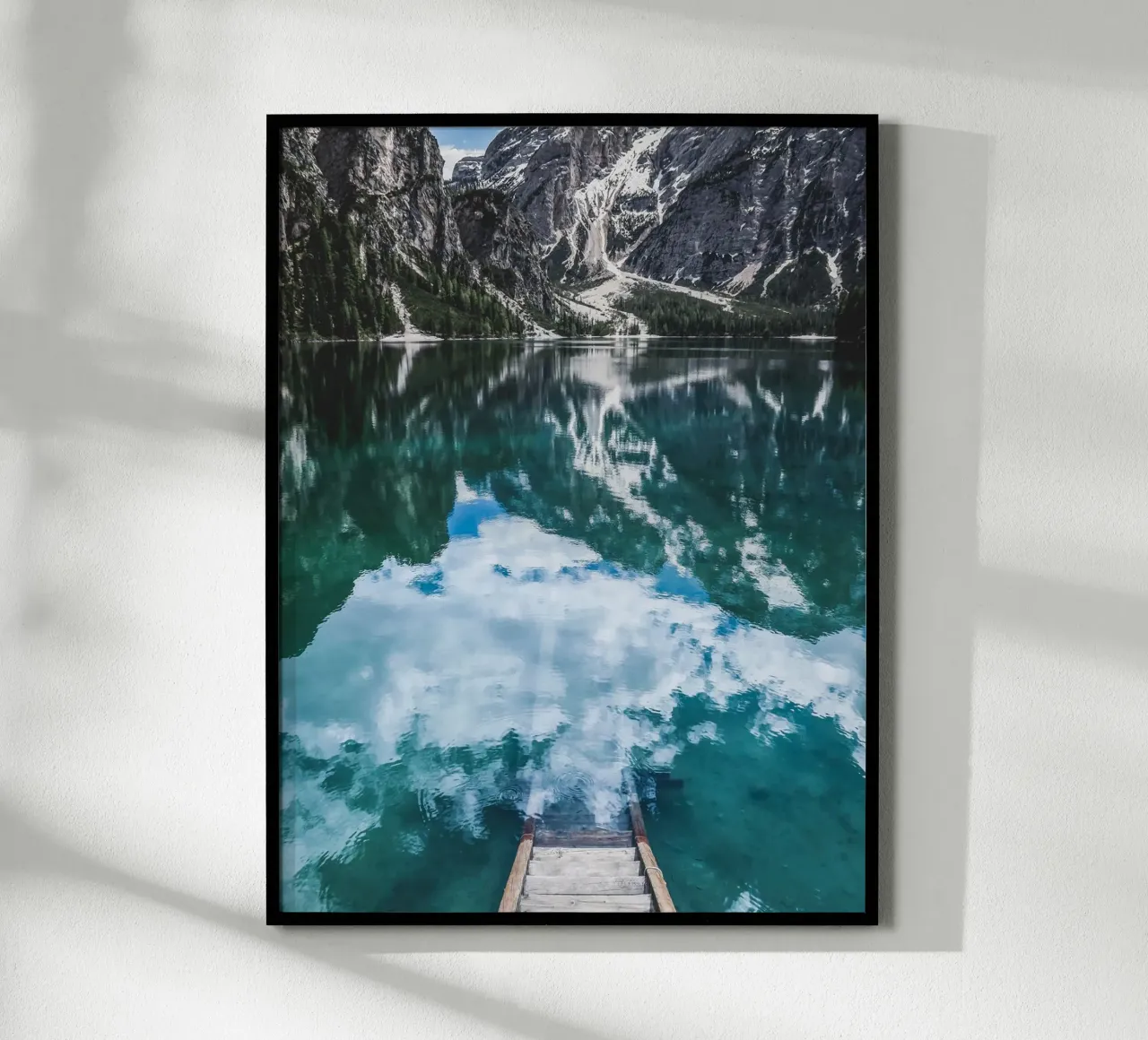 Lago di montagna riflettente con pontile poster con telaio in plastica da Whole©