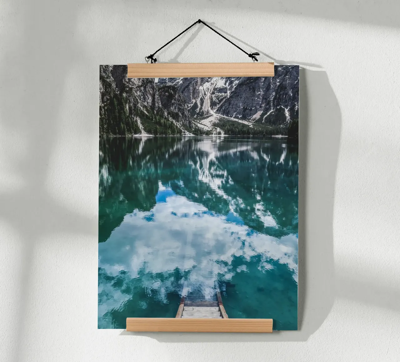 Lago di montagna riflettente con pontile poster con telaio in plastica da Whole©