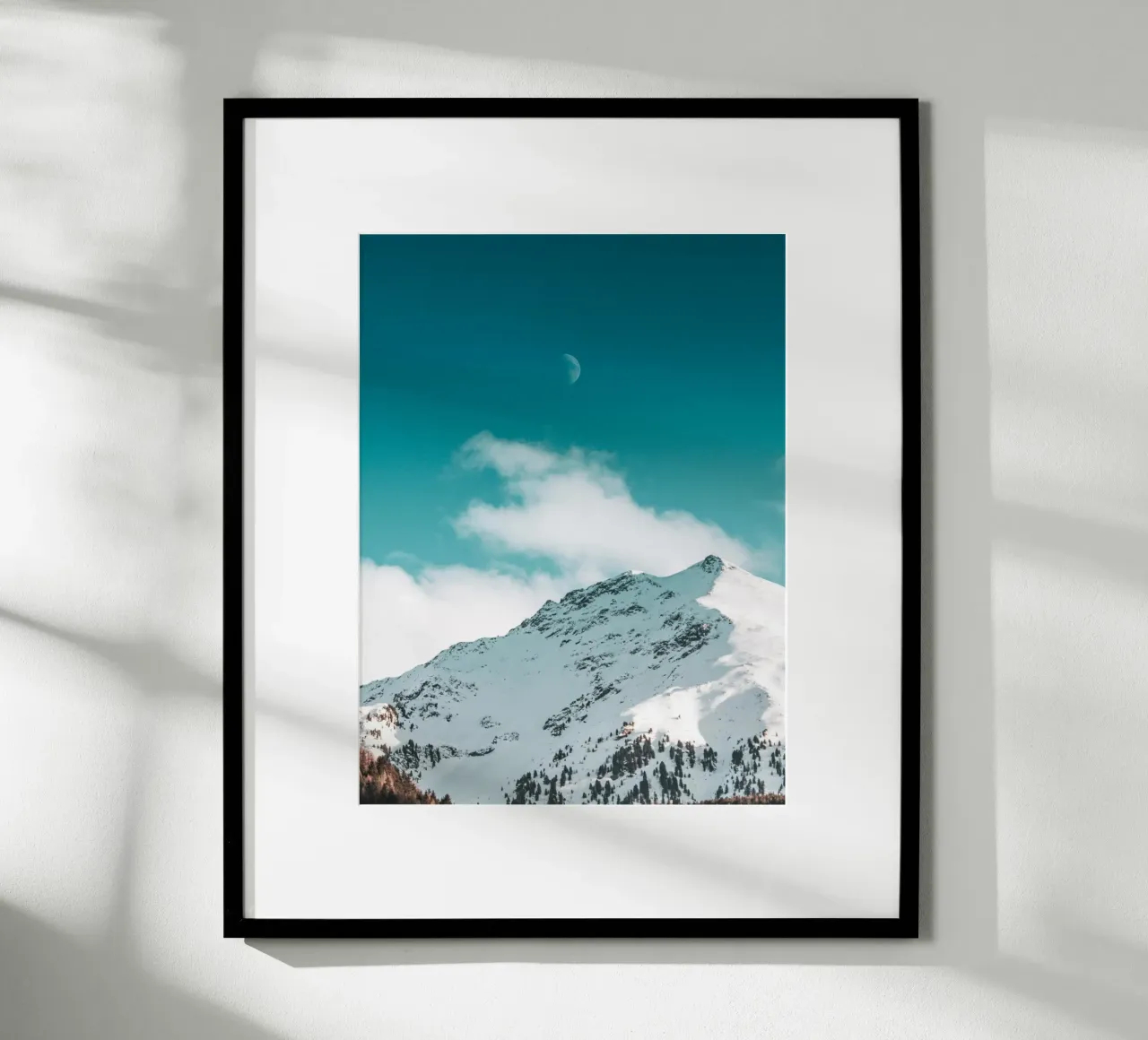 Picco di montagna con paesaggio lunare poster con telaio in legno da Whole©