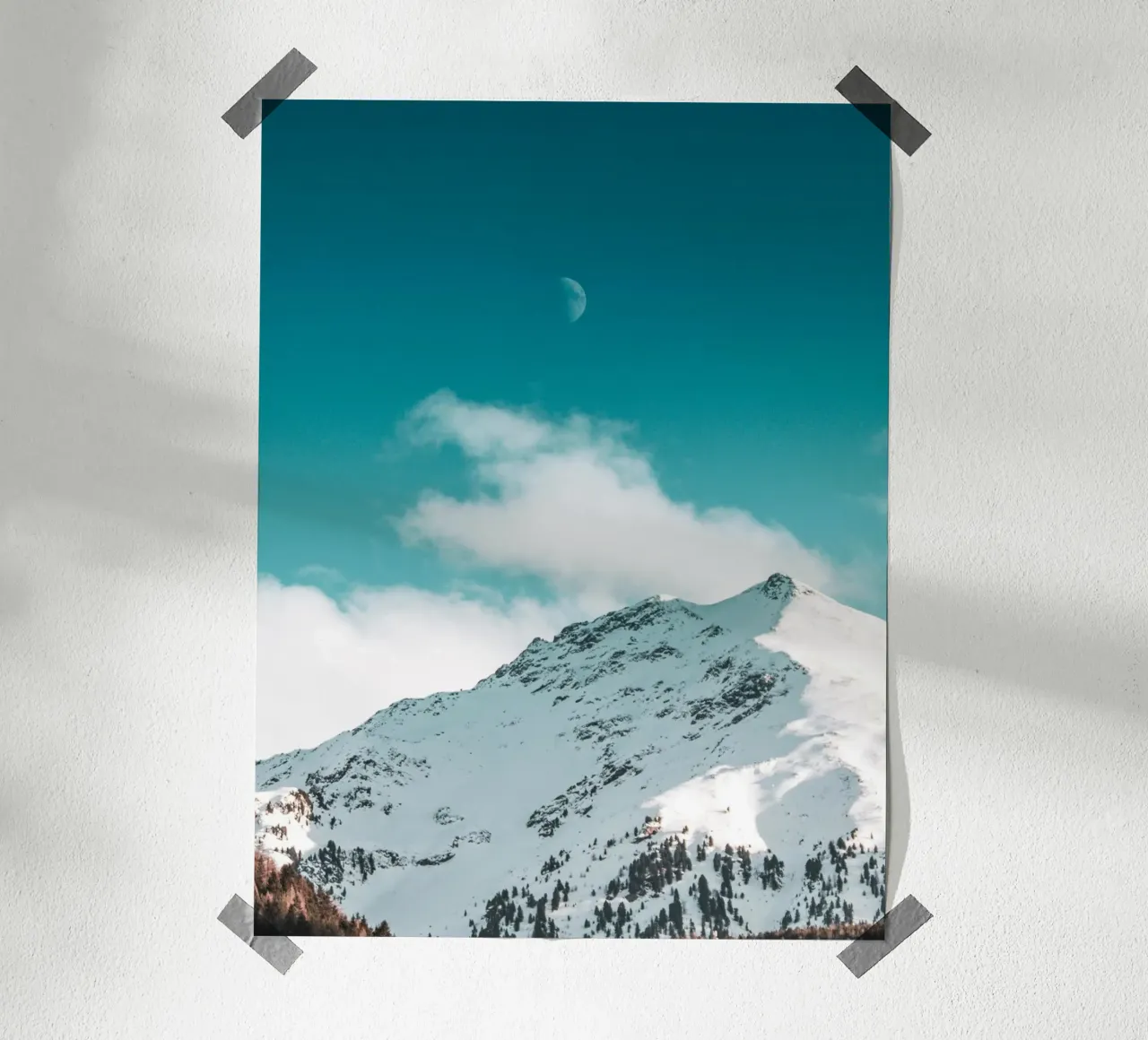 Picco di montagna con paesaggio lunare poster con telaio in legno da Whole©