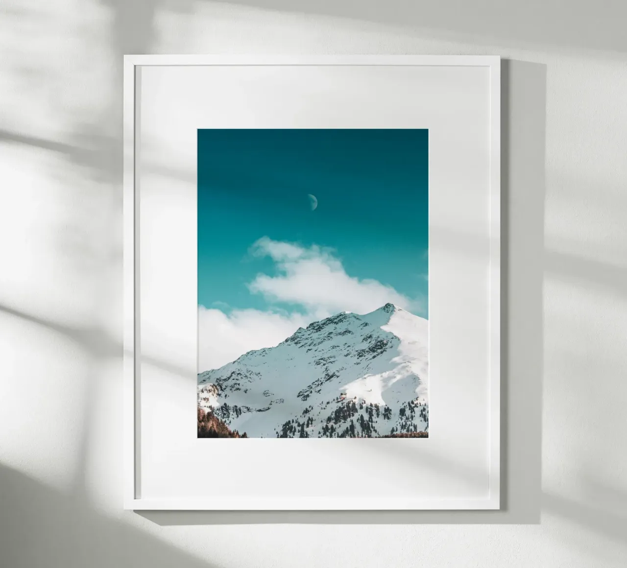Picco di montagna con paesaggio lunare poster con telaio in legno da Whole©