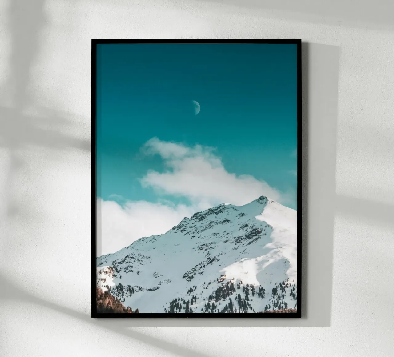 Picco di montagna con paesaggio lunare poster con telaio in legno da Whole©
