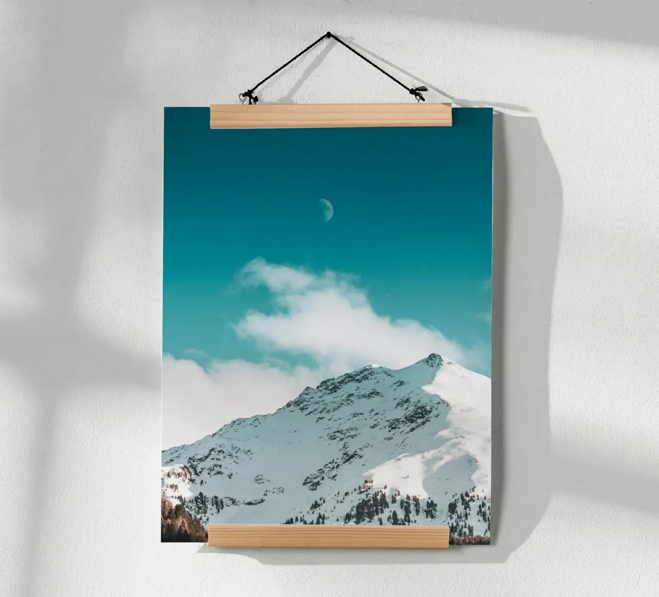 Picco di montagna con paesaggio lunare poster con telaio in legno da Whole©