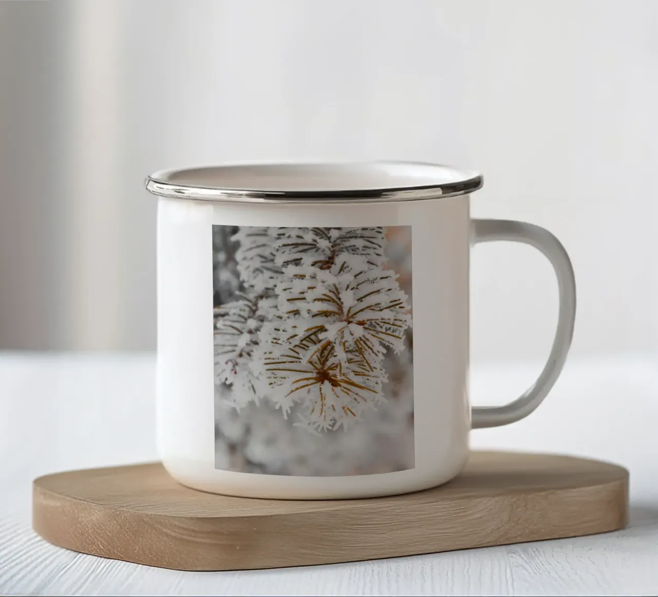 Design con rami di abete innevati tazza in smalto da Whole©