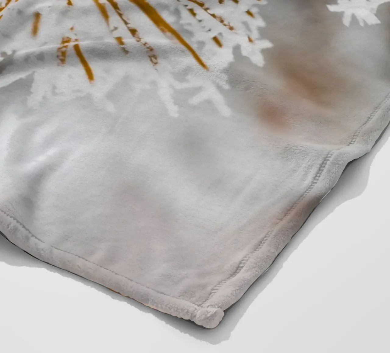 Design con rami di abete innevati coperta in pile da Whole©