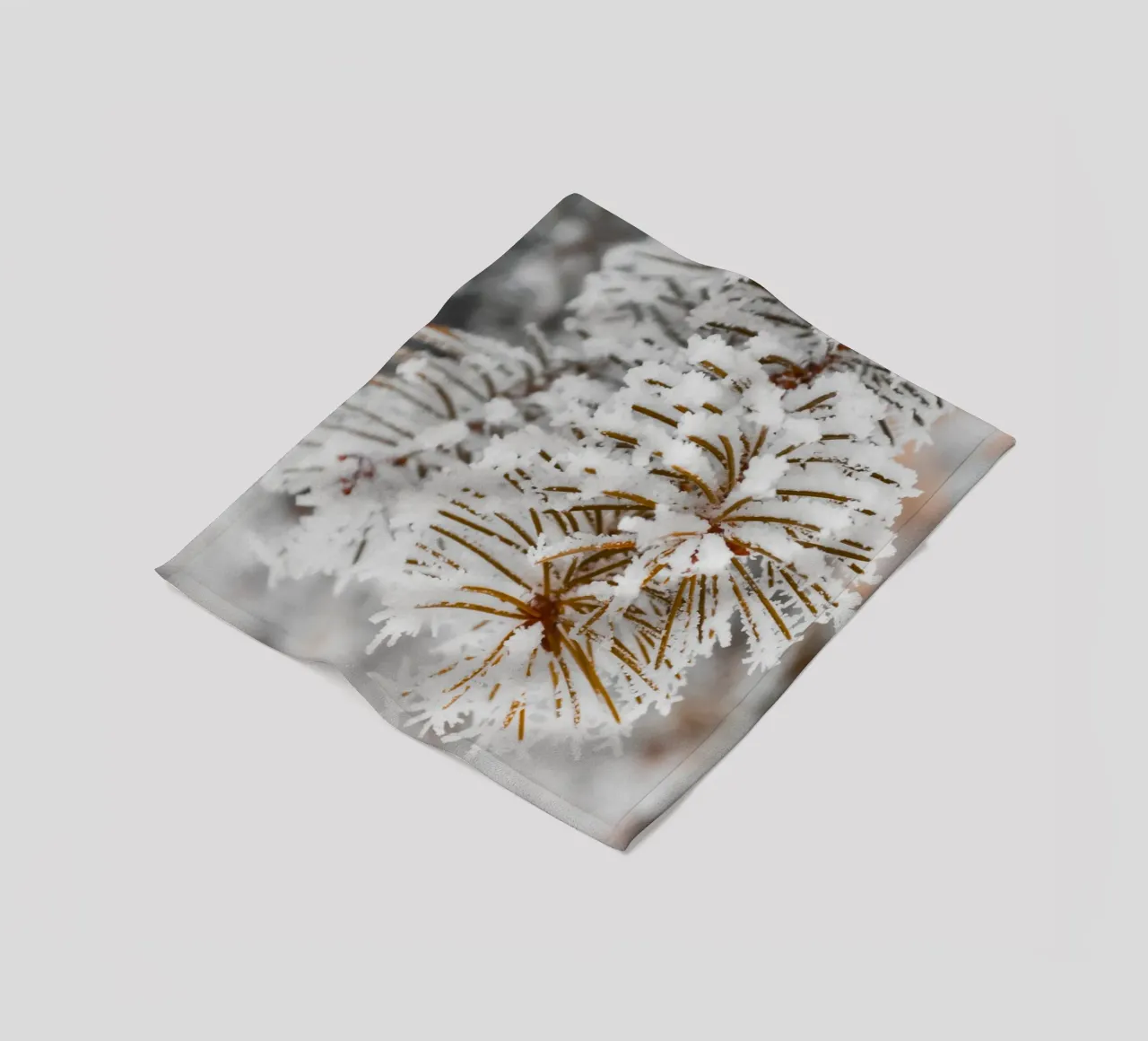 Design con rami di abete innevati coperta in pile da Whole©