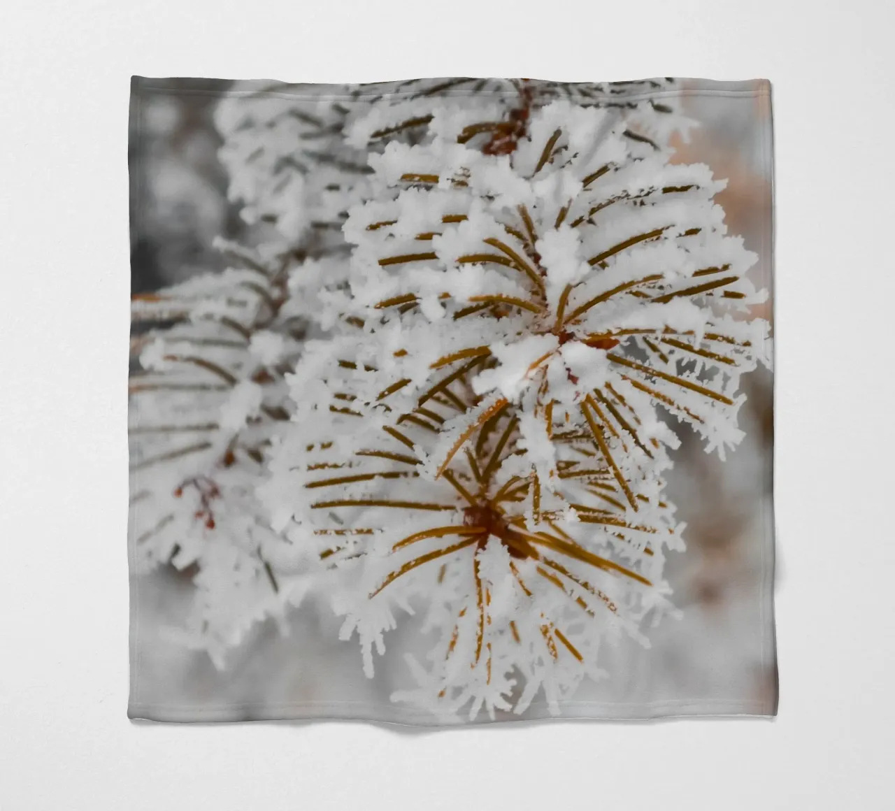 Design con rami di abete innevati coperta in pile da Whole©