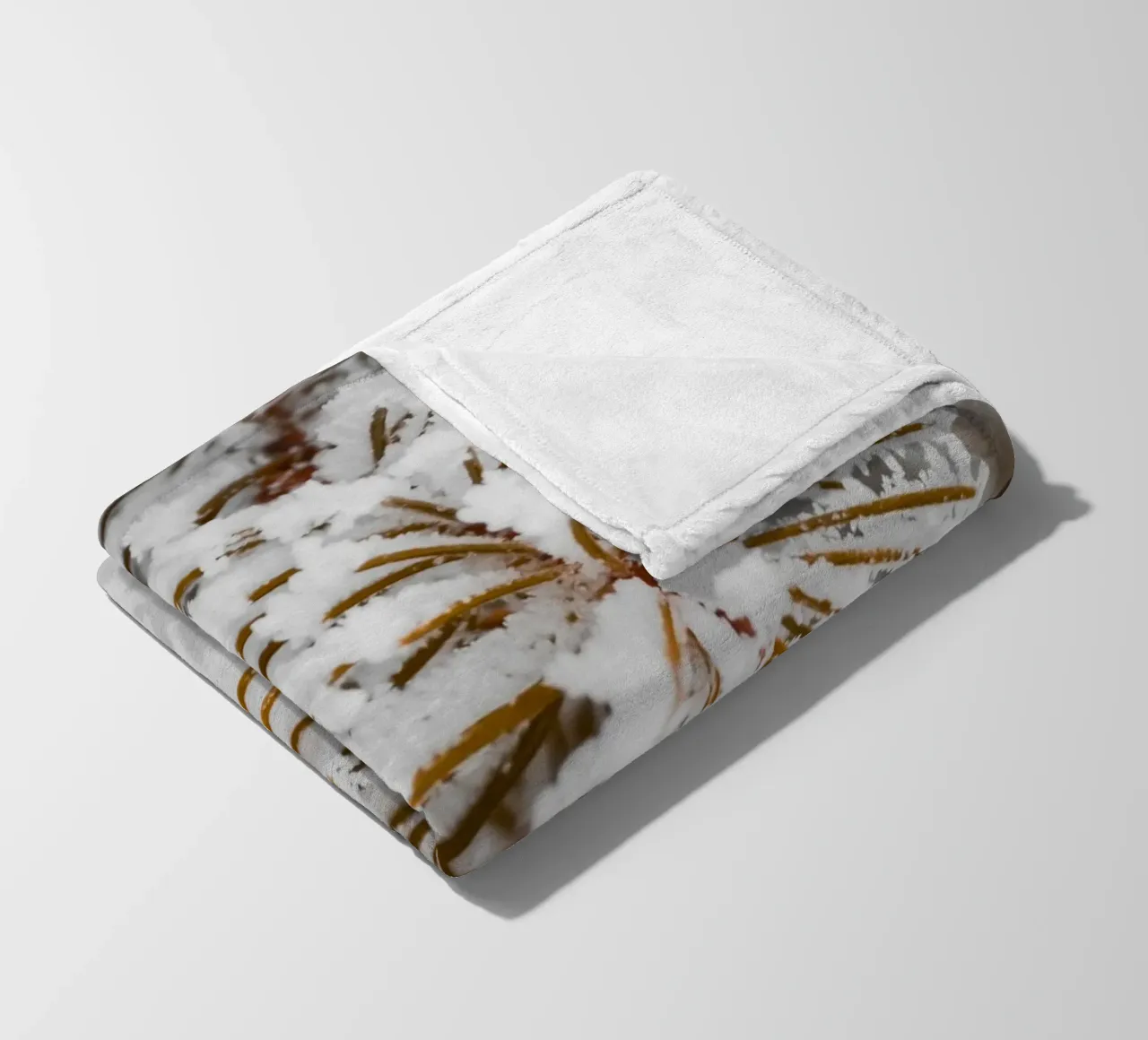 Design con rami di abete innevati coperta in pile da Whole©