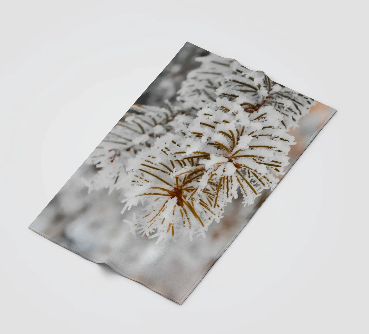 Design con rami di abete innevati coperta in pile da Whole©