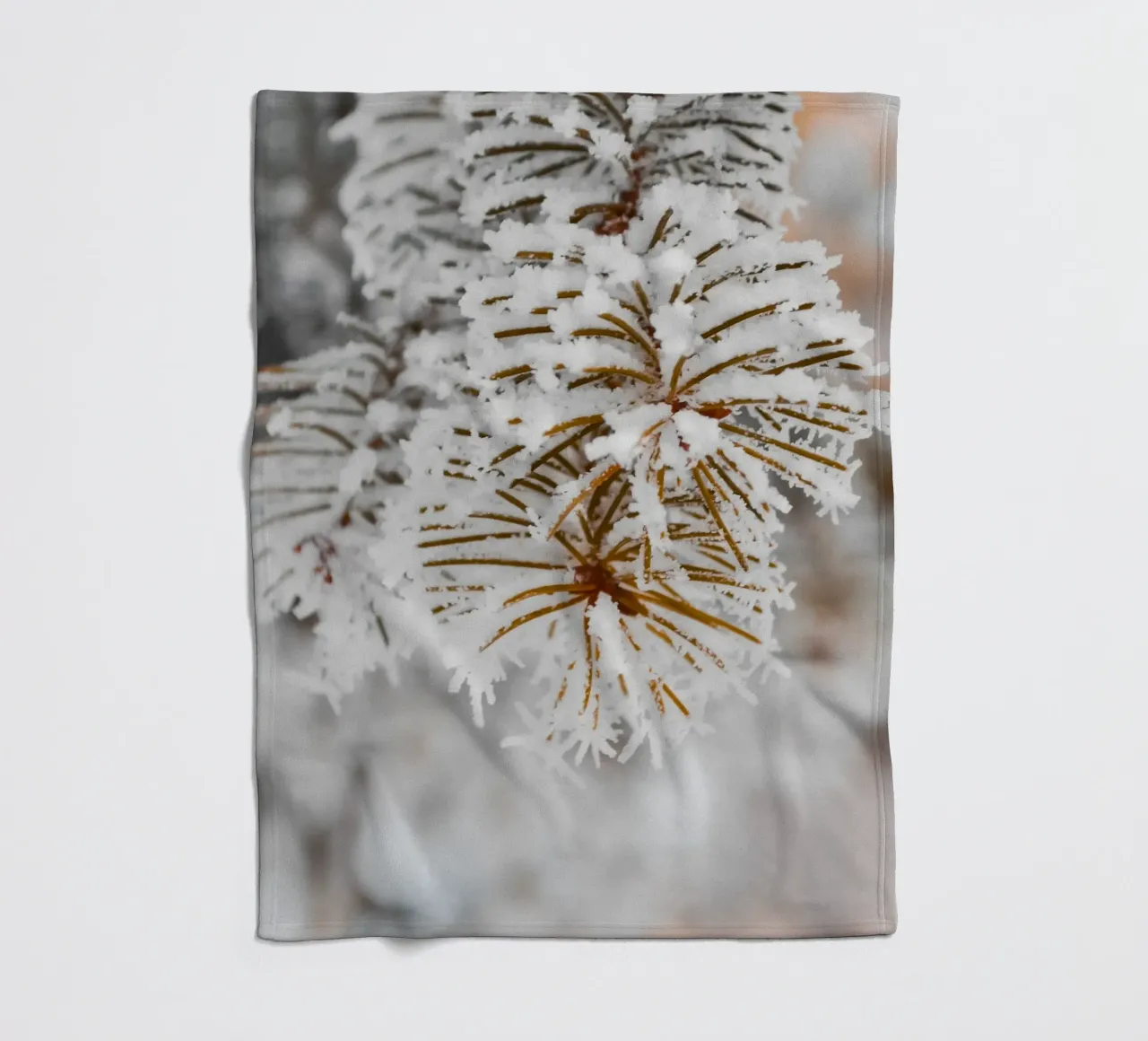 Design con rami di abete innevati coperta in pile da Whole©