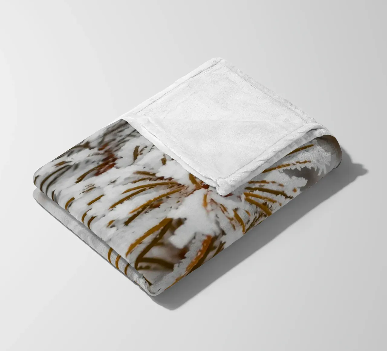 Design con rami di abete innevati coperta in pile da Whole©