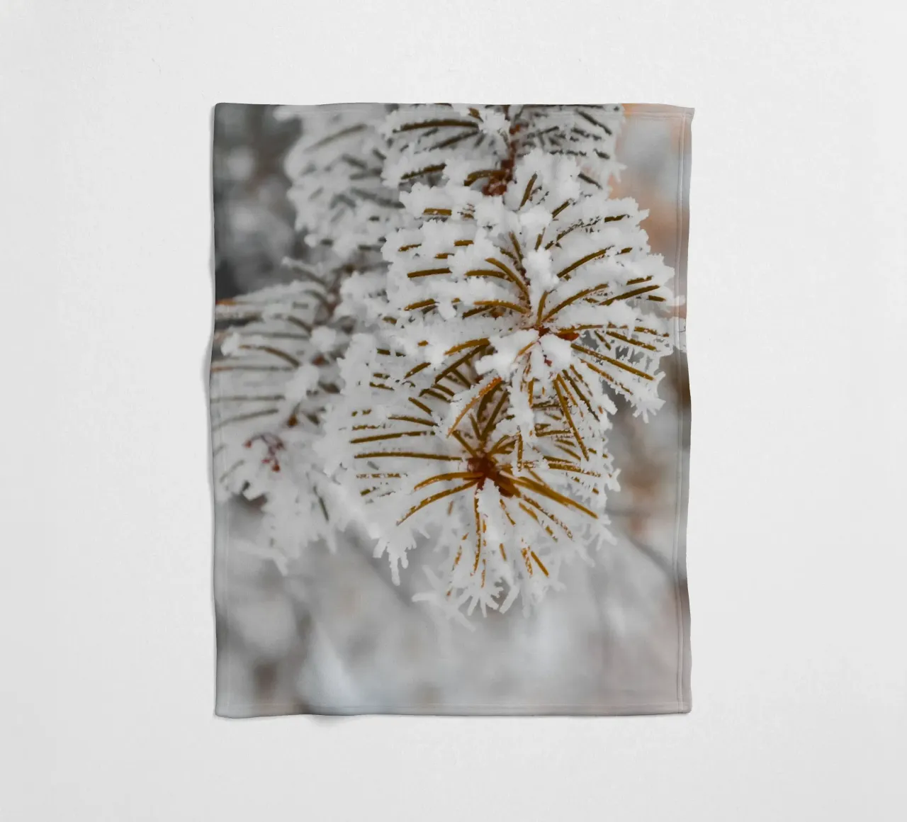 Design con rami di abete innevati coperta in pile da Whole©