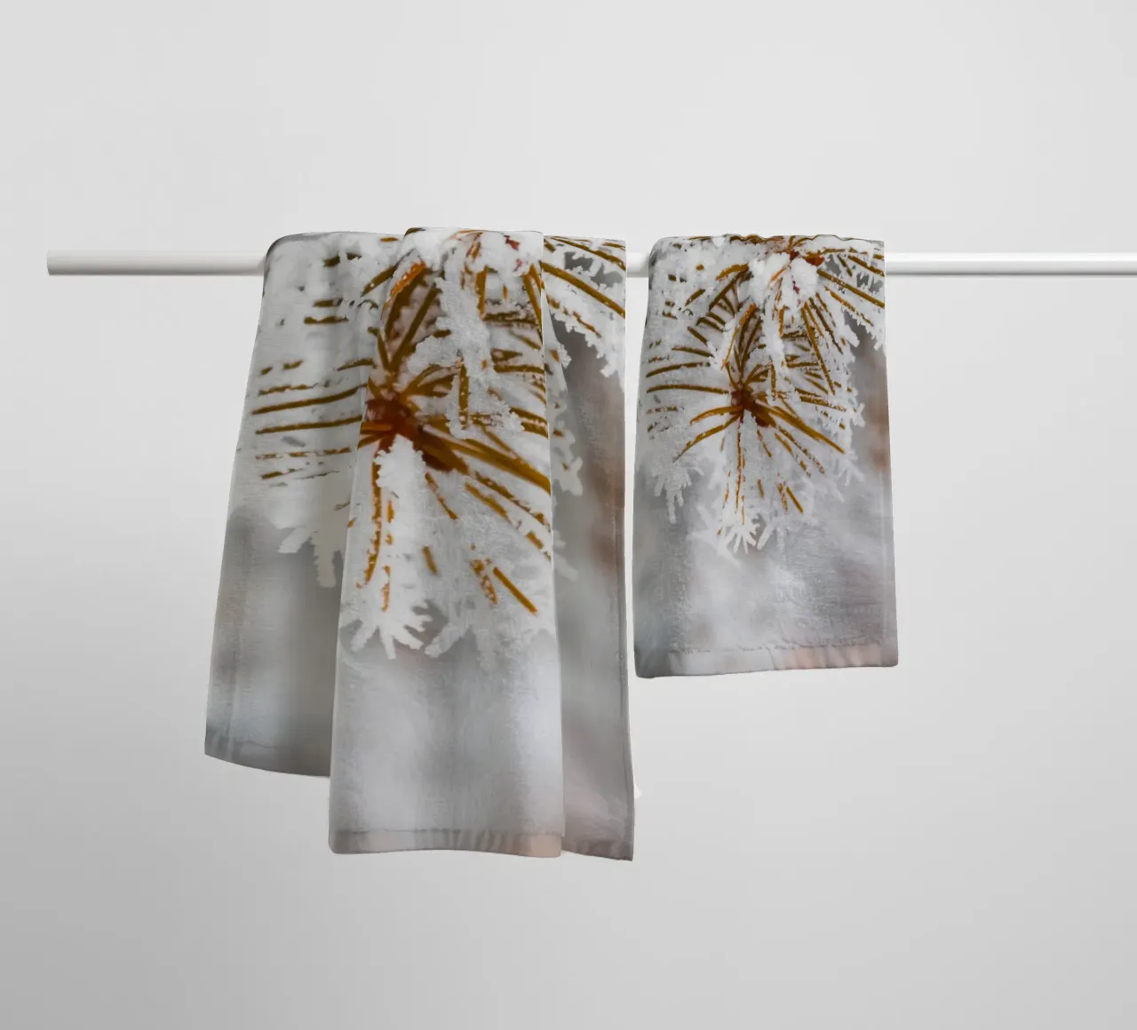 Design con rami di abete innevati asciugamano da bagno da Whole©