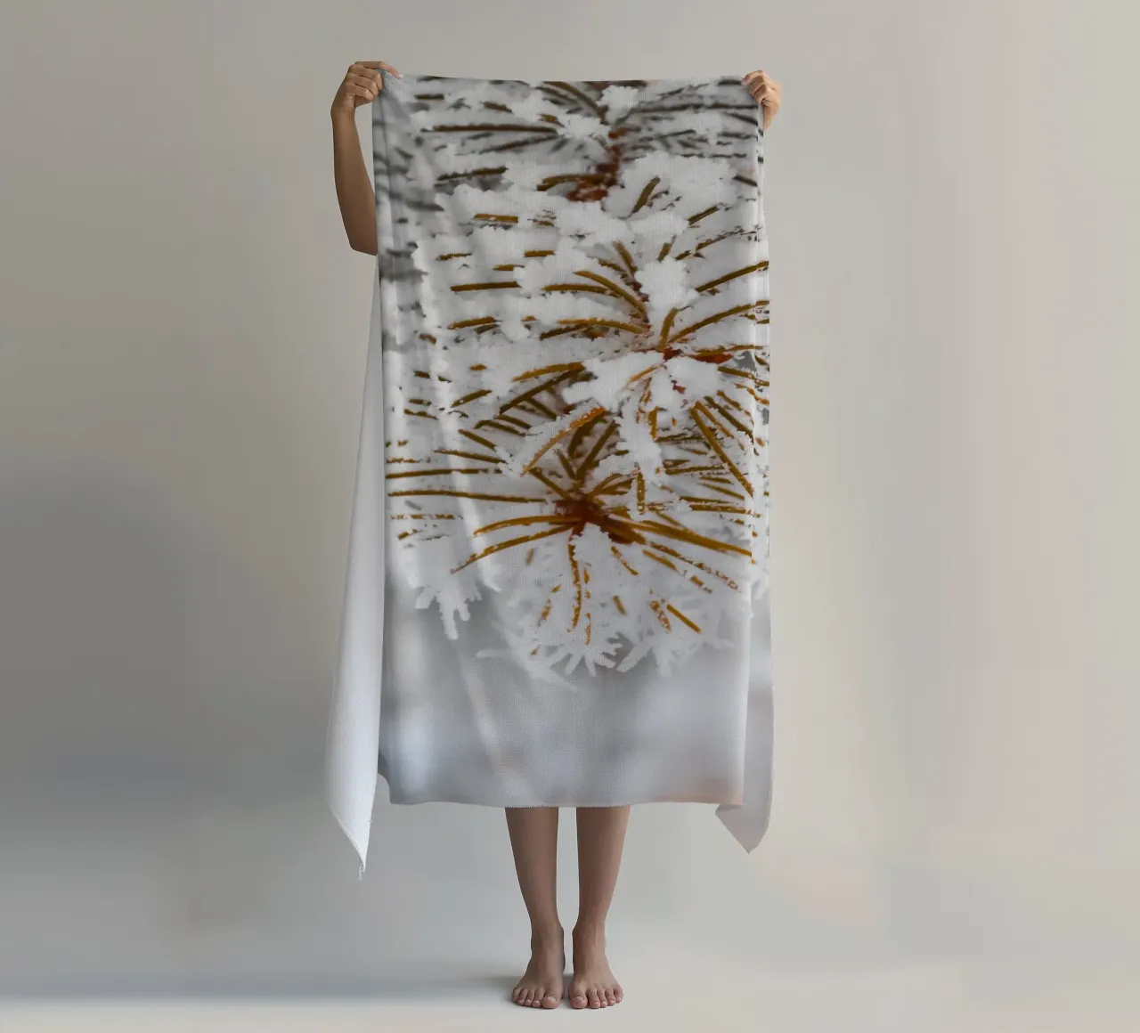 Design con rami di abete innevati telo mare da Whole©