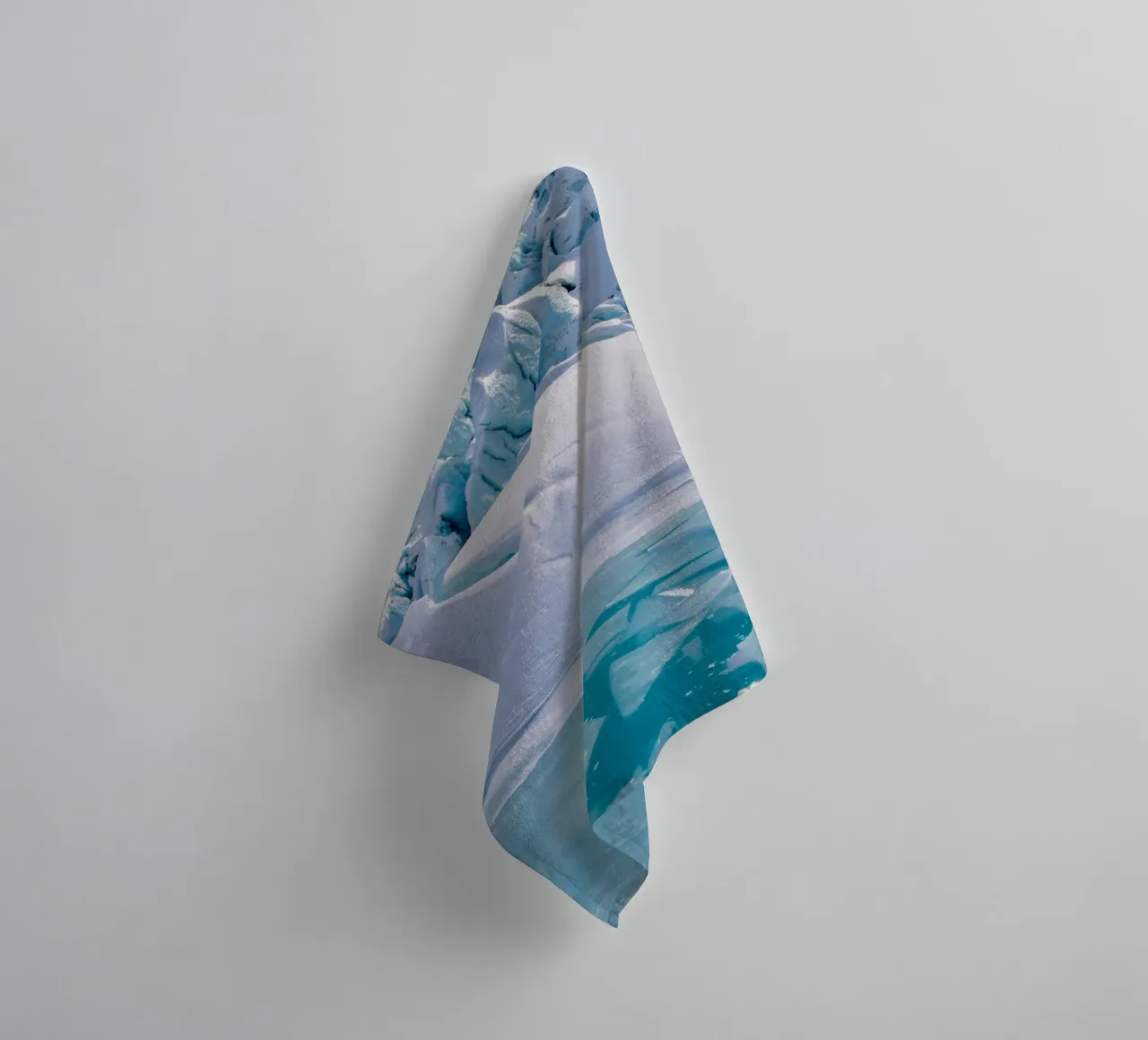 Gletsjerlandschap met ijsdetails badhanddoek van Whole©