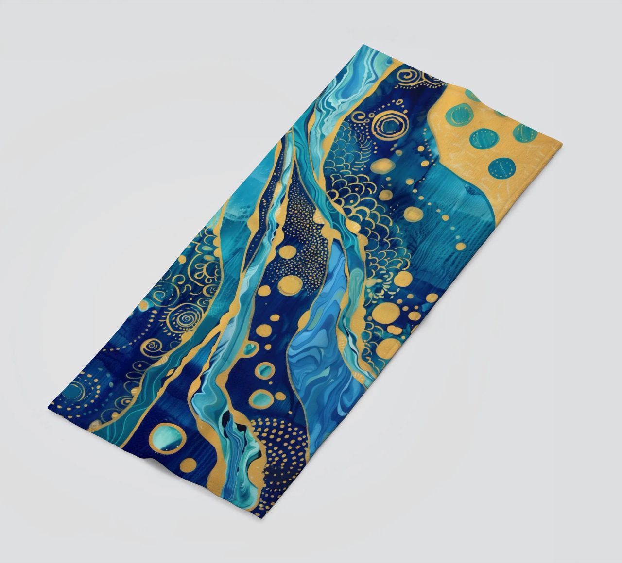 Abstract goudblauw rivierlandschap strandhanddoek van Autofocus