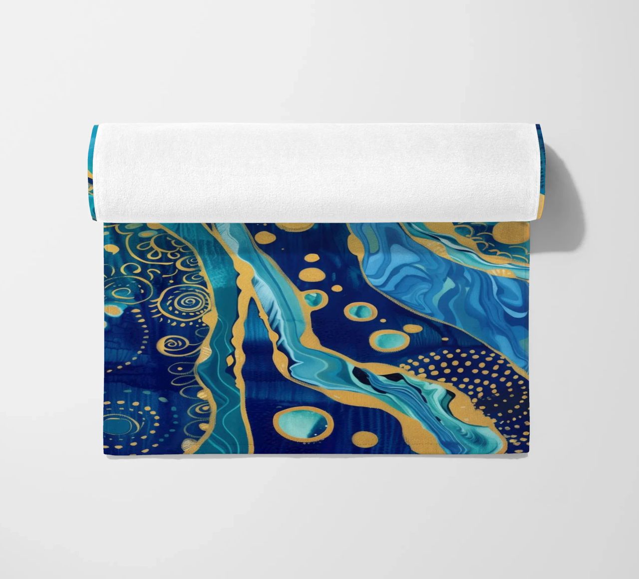 Abstract goudblauw rivierlandschap strandhanddoek van Autofocus
