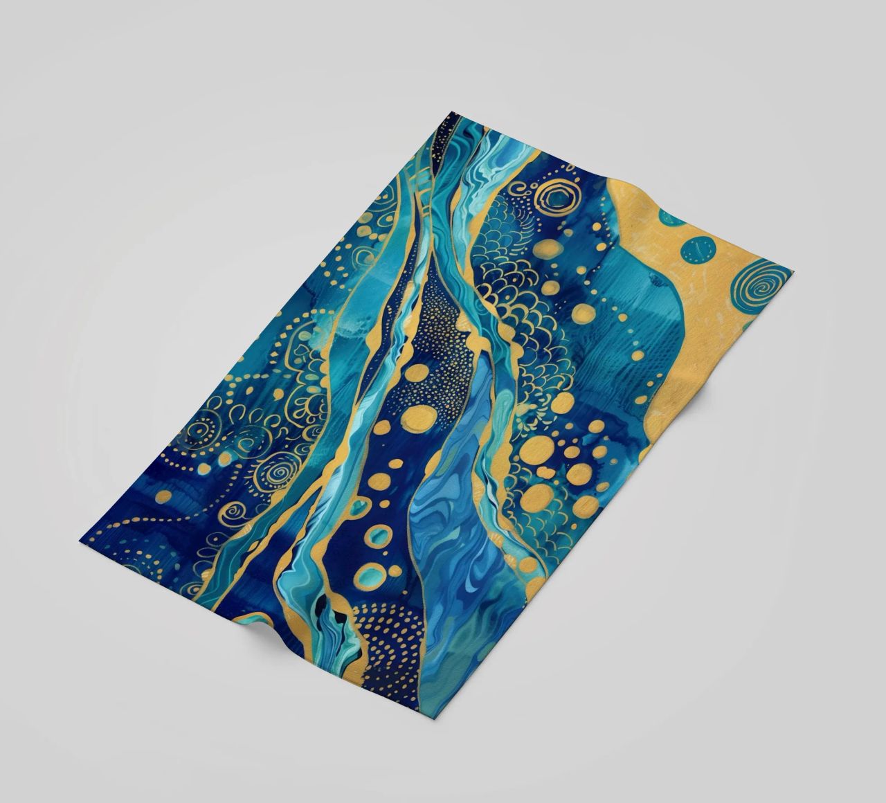 Abstract goudblauw rivierlandschap strandhanddoek van Autofocus