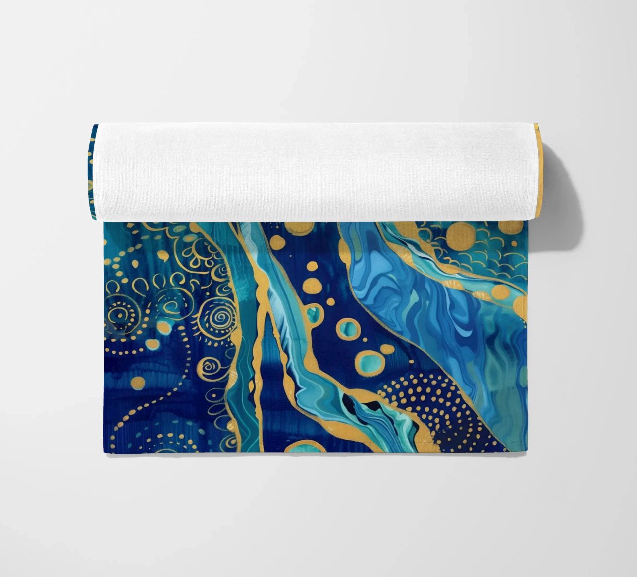 Abstract goudblauw rivierlandschap strandhanddoek van Autofocus