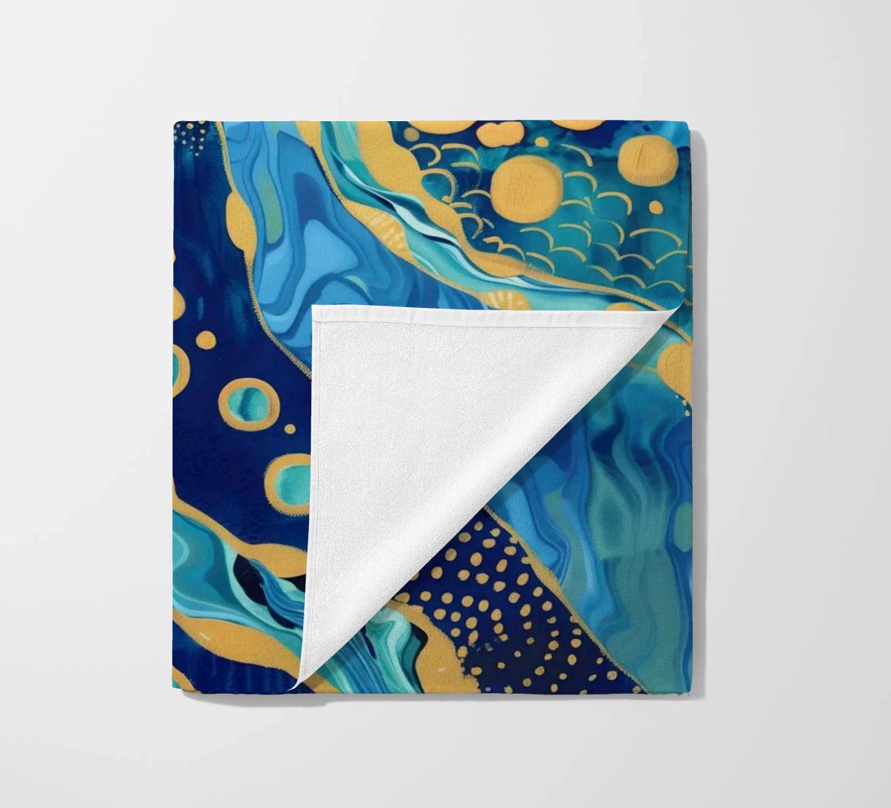 Abstract goudblauw rivierlandschap strandhanddoek van Autofocus