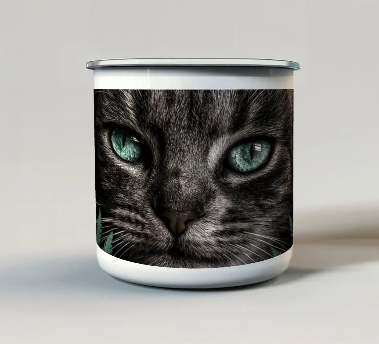 Gatto dagli occhi verdi con felci tazza in smalto da arizrab