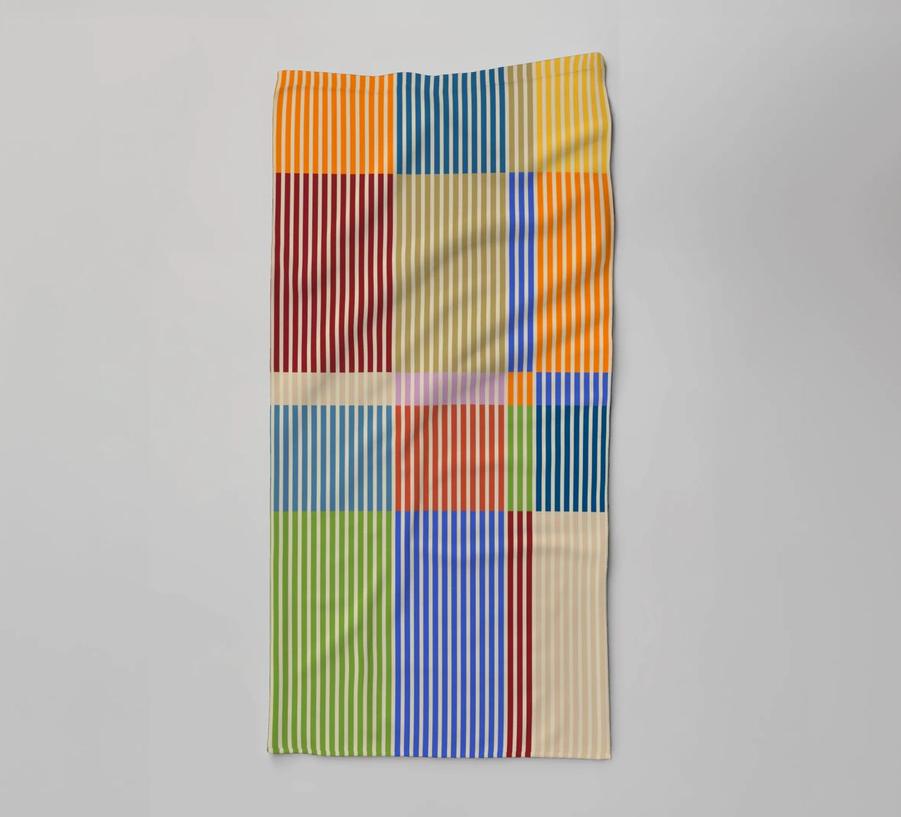 Linee colorate e lineari Bauhaus Patchwork Modello 1 asciugamano da bagno da Dominique Vari Abstract