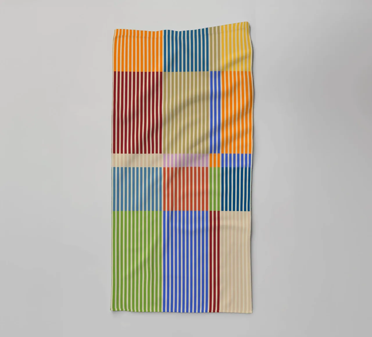 Buntes lineares Bauhaus Patchwork Linien Muster 1 Handtuch von Dominique Vari Abstract