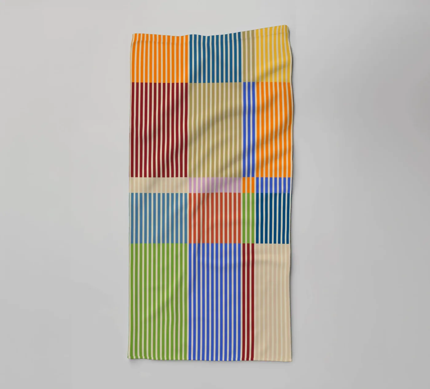 Colourful linear Bauhaus Patchwork lines Pattern 1 badhanddoek van Dominique Vari Abstract