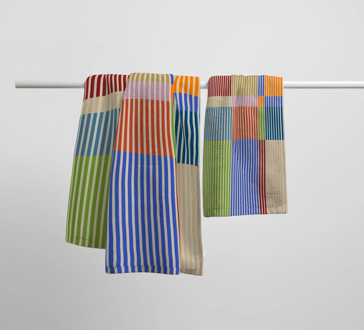 Linee colorate e lineari Bauhaus Patchwork Modello 1 asciugamano da bagno da Dominique Vari Abstract