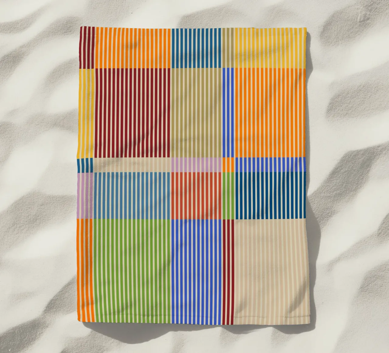 Kleurrijke lineaire Bauhaus-patchworklijnen Patroon 1 strandhanddoek van Dominique Vari Abstract