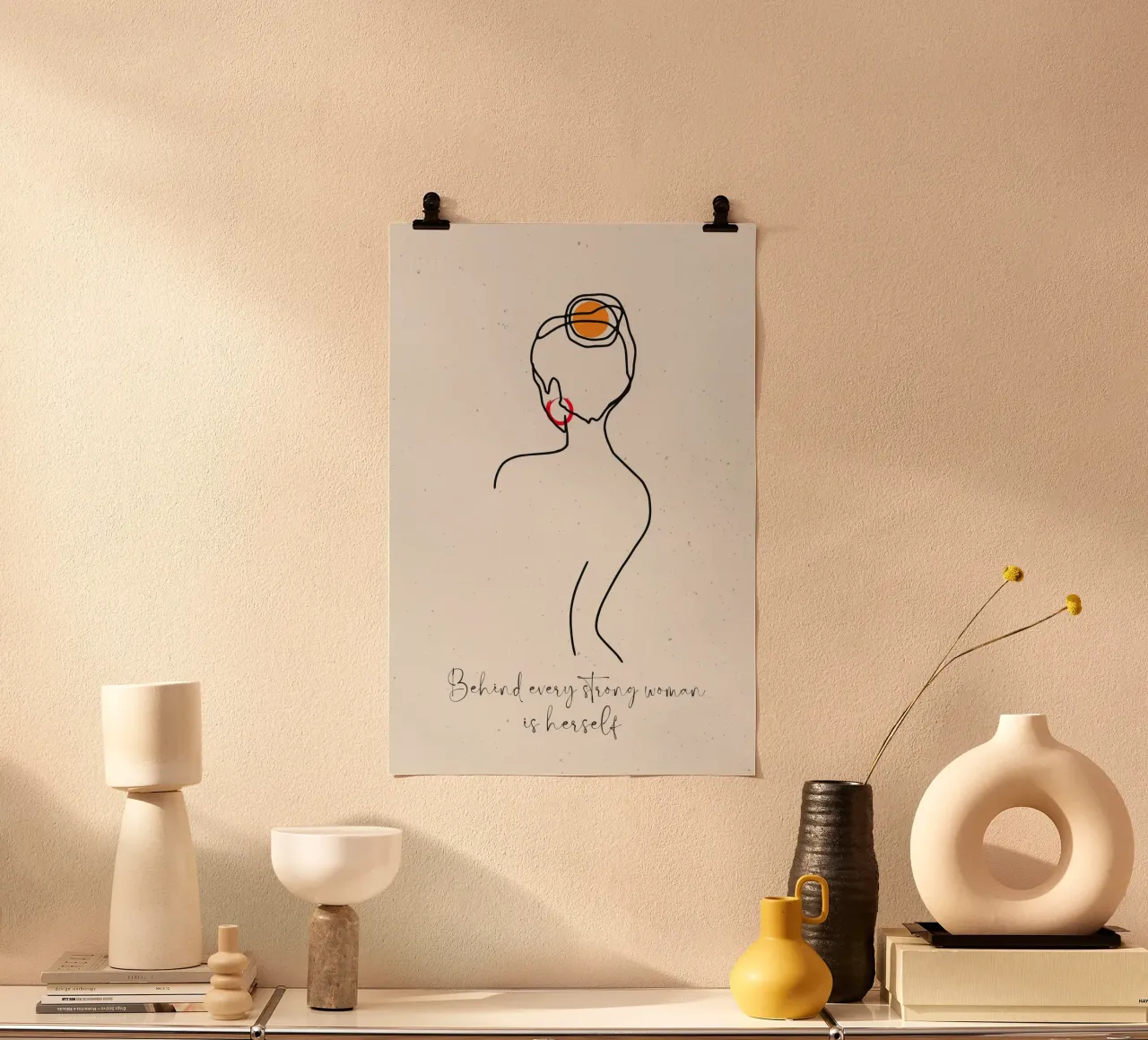 Hinter jeder starken Frau steht sie selbst Poster mit Holzrahmen von ArtDesign by KBK