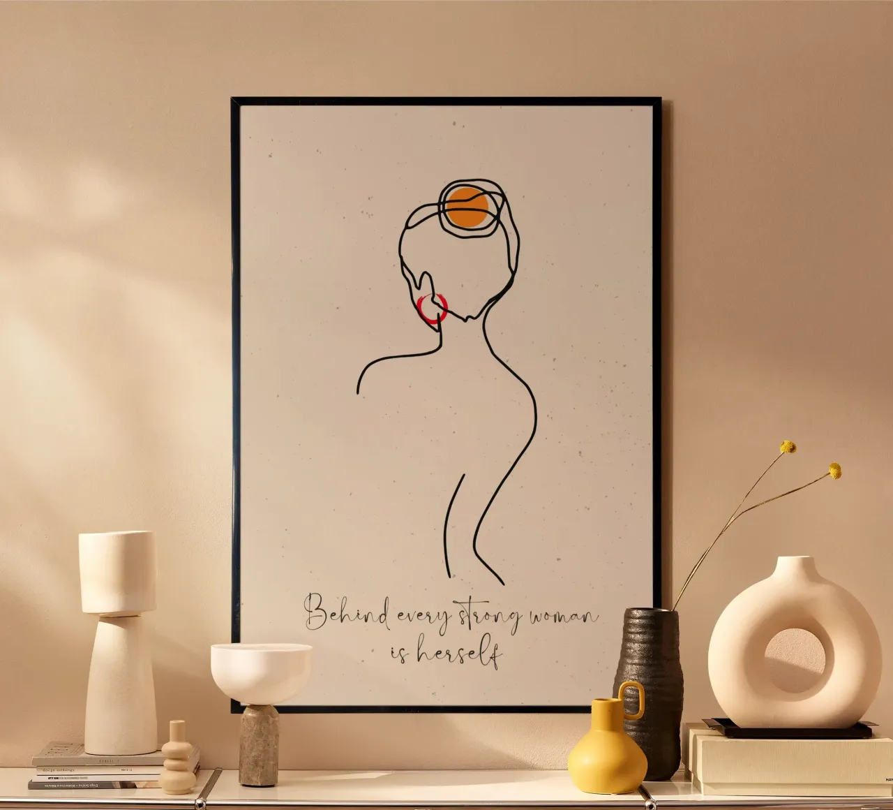 Hinter jeder starken Frau steht sie selbst Poster mit Holzrahmen von ArtDesign by KBK