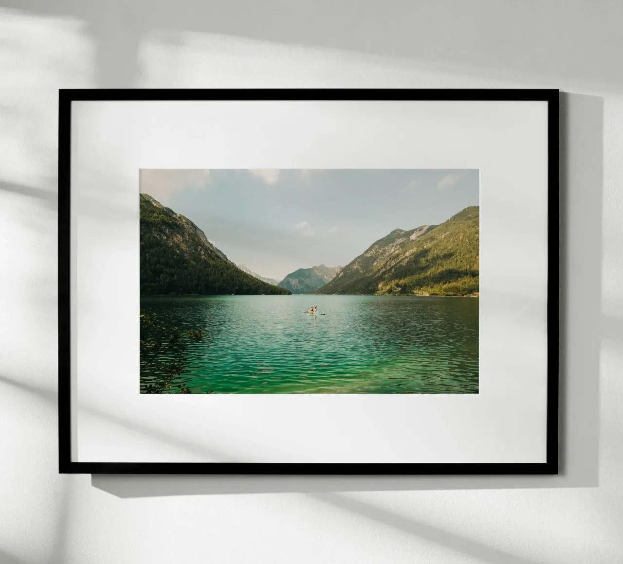 Panorama alpino: pagaiatori sul Plansee in Austria poster con telaio in legno da Bold and Retro
