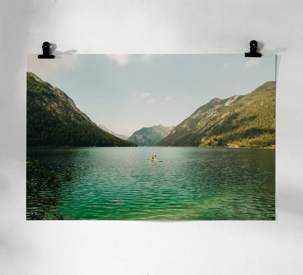 Panorama alpino: pagaiatori sul Plansee in Austria poster con telaio in legno da Bold and Retro