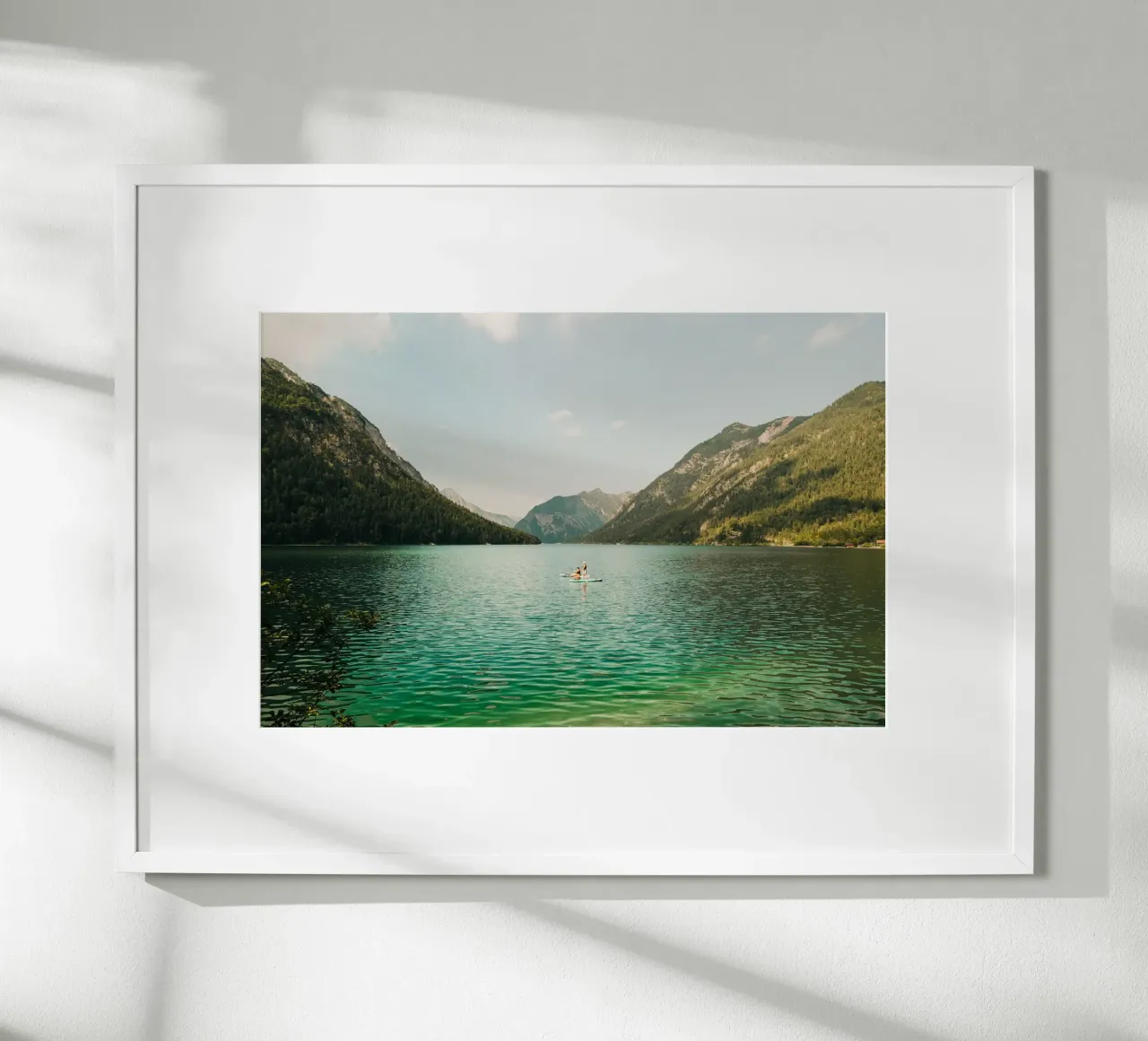 Panorama alpino: pagaiatori sul Plansee in Austria poster con telaio in legno da Bold and Retro