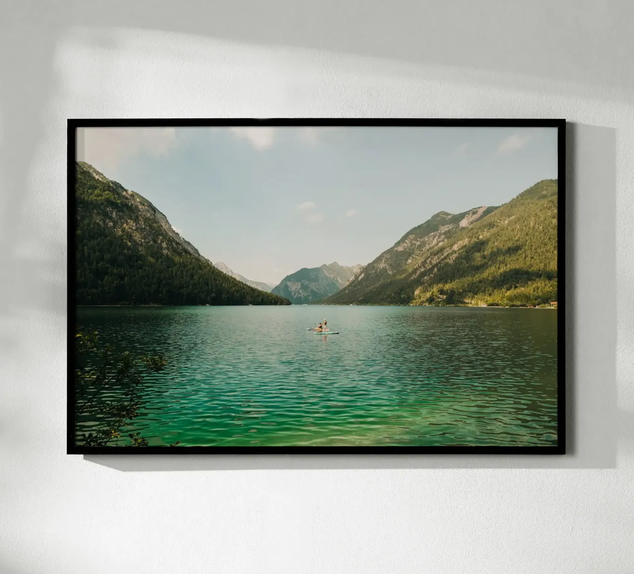 Panorama alpino: pagaiatori sul Plansee in Austria poster con telaio in legno da Bold and Retro