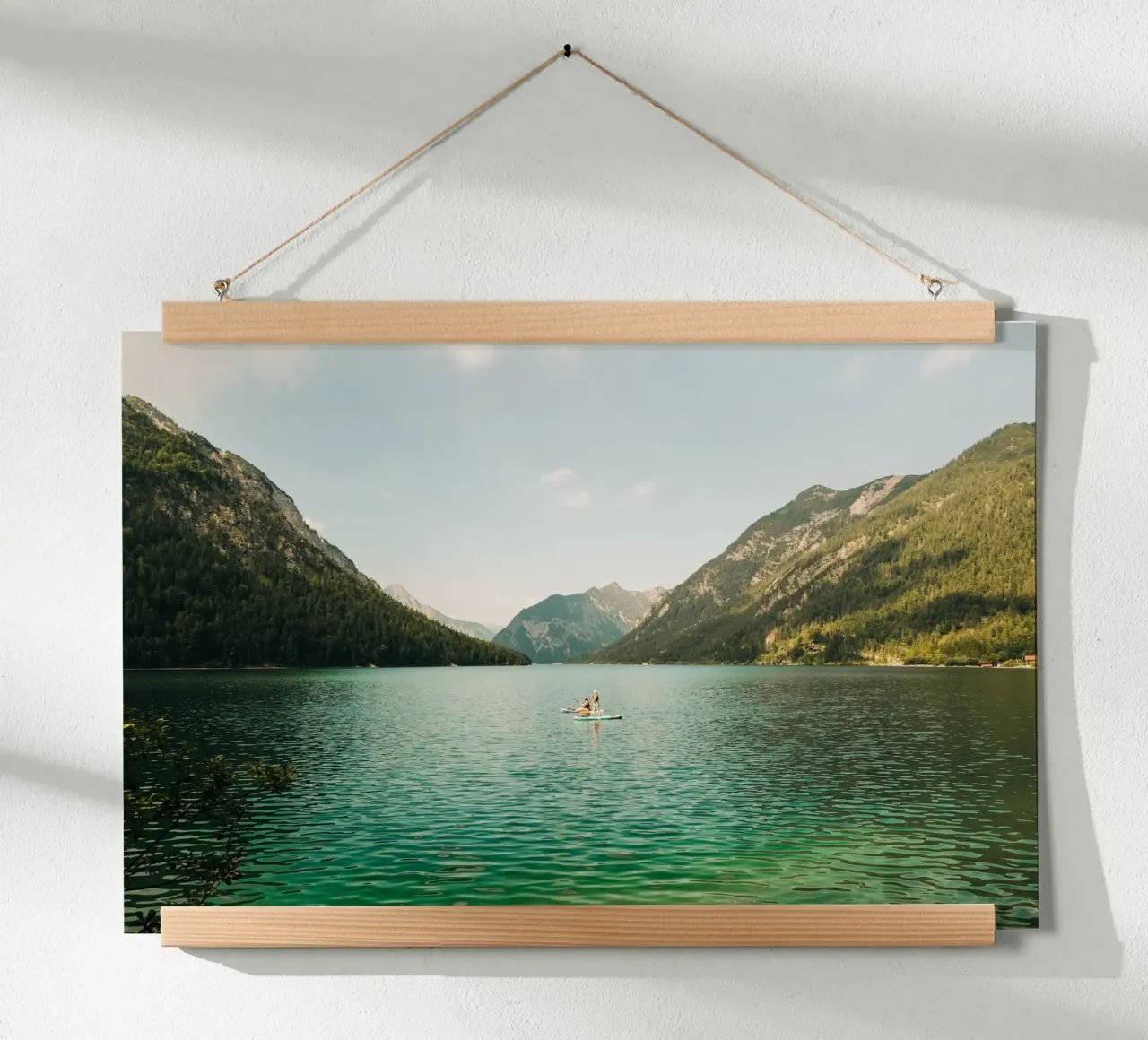 Panorama alpino: pagaiatori sul Plansee in Austria poster con telaio in legno da Bold and Retro
