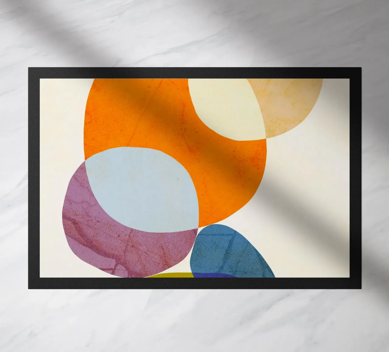 Minimal Organic Pebble Balance - Lebendig marmorierte Pastelltöne Fußmatte von Dominique Vari Abstract